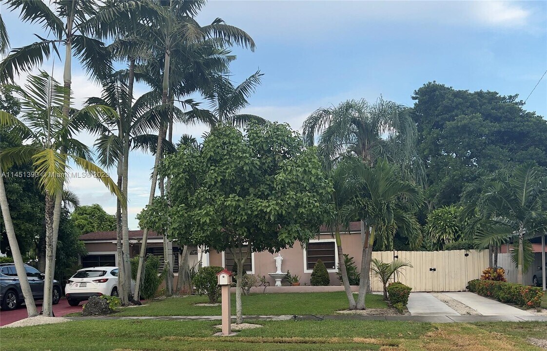 5225 SW 102nd Ave in Miami, FL - Building Photo