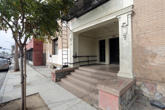 2913 Flower St in Los Angeles, CA - Building Photo - Building Photo