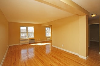 Belshire Manor I-II in Bayside, NY - Foto de edificio - Interior Photo