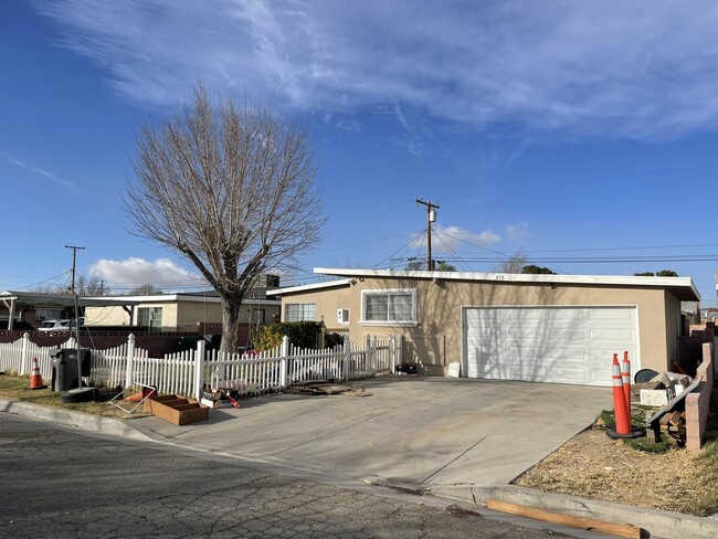 815 W Ave H 7 in Lancaster, CA - Building Photo - Building Photo