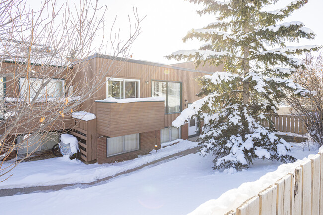 15 Huntington Park Pl NW in Calgary, AB - Building Photo - Building Photo