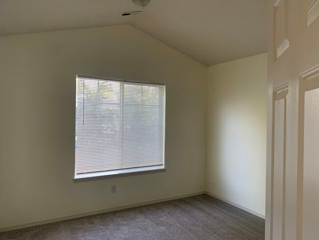1367 NE Birkshire Ct in Hillsboro, OR - Building Photo - Building Photo