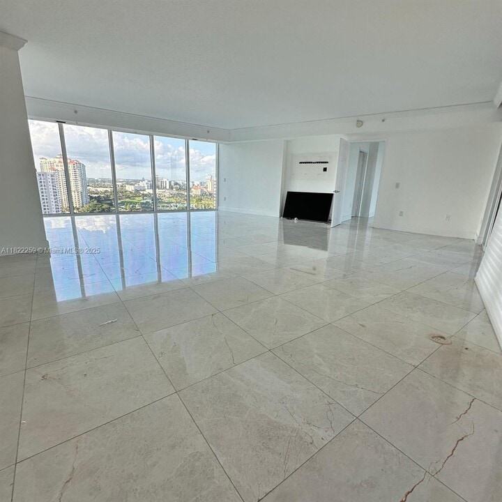 3370 Hidden Bay Dr, Unit 2006 in Miami, FL - Foto de edificio