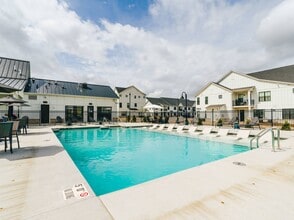 Hackney House Apartments in Oconomowoc, WI - Foto de edificio - Building Photo