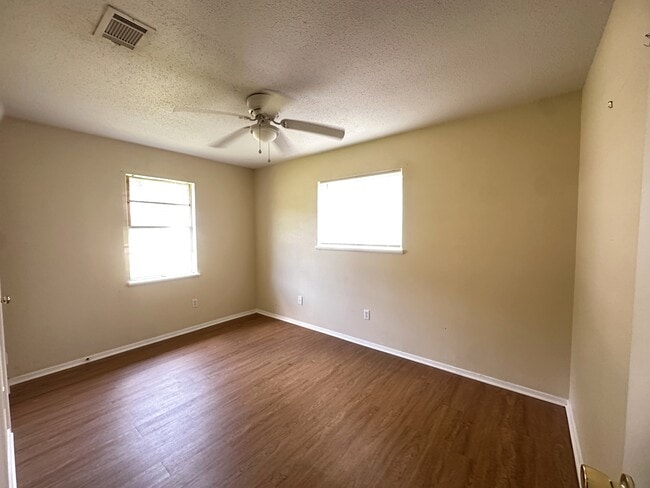 619 Elm St in New Llano, LA - Foto de edificio - Building Photo