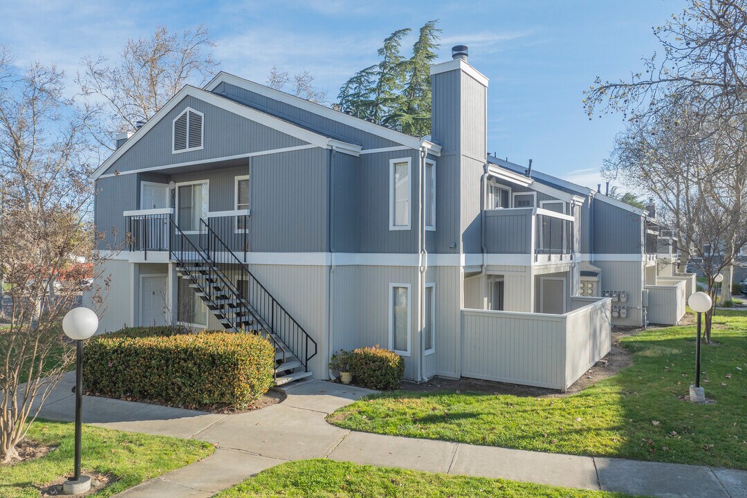 SYCAMORE VILLAGE in Tracy, CA - Building Photo