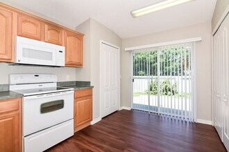 8065 Canterbury Lake Blvd in Tampa, FL - Foto de edificio - Building Photo