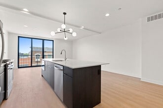 1832 W Grand Ave, Unit 202 in Chicago, IL - Building Photo - Building Photo