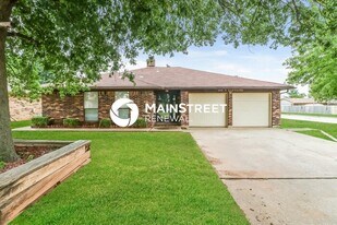 100 N Eastgate Dr in Yukon, OK - Building Photo