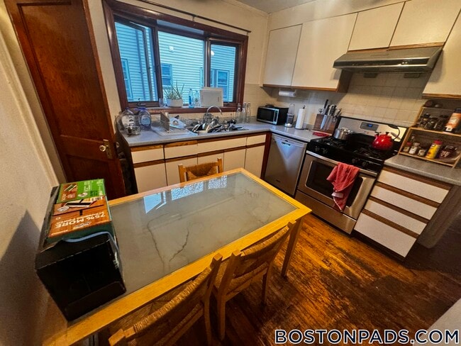 121 Murdock St, Unit 1 in Boston, MA - Foto de edificio - Building Photo