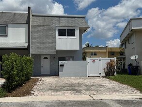 7951 SW 6th St in North Lauderdale, FL - Building Photo - Building Photo