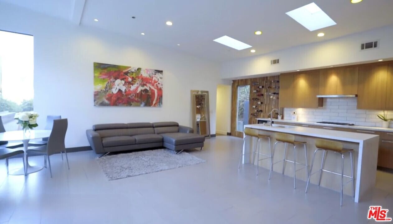 2929 Passmore Dr in Los Angeles, CA - Building Photo