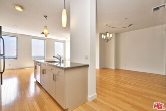 3810 Wilshire Blvd in Los Angeles, CA - Building Photo - Building Photo
