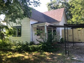402 E Walnut St in Whitewright, TX - Building Photo