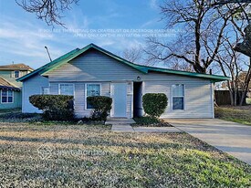 905 E Crockett St in Ennis, TX - Building Photo