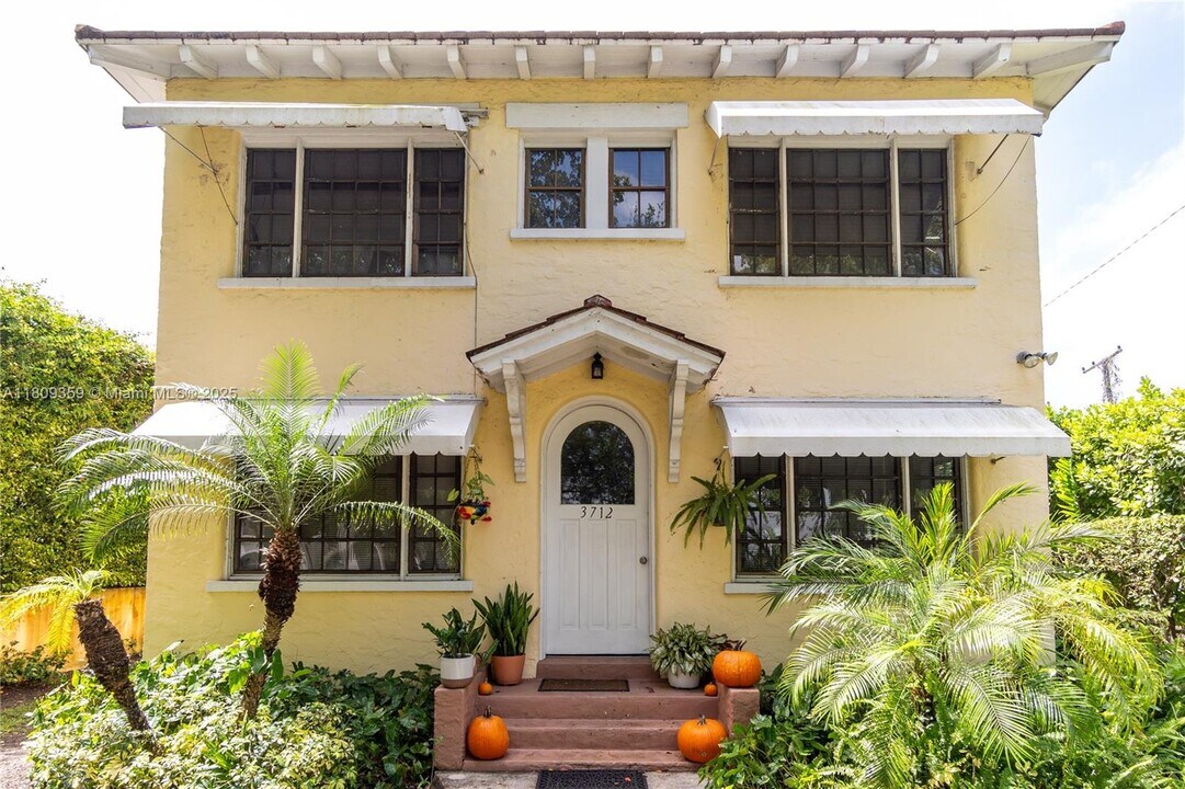 3712 Anderson Rd in Coral Gables, FL - Building Photo