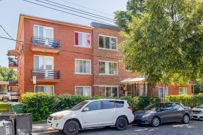 11853 Michel-Sarrazin Rue in Montréal, QC - Building Photo - Building Photo