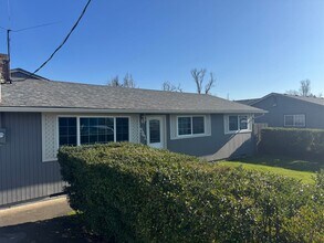 541 34th St in Springfield, OR - Foto de edificio - Building Photo