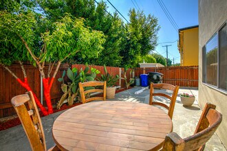 2256 S Carmelina Ave, Unit #5 in Los Angeles, CA - Foto de edificio - Building Photo
