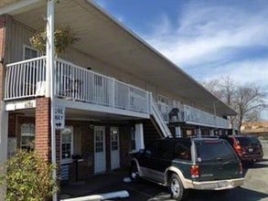 6022 Lenzi Ave in Hodgkins, IL - Foto de edificio - Building Photo