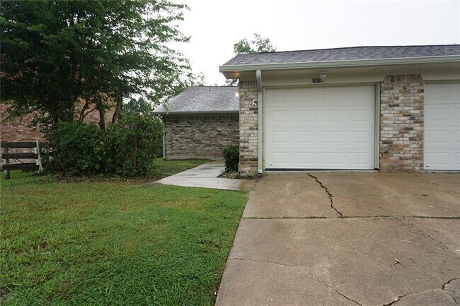 1911 Normal Park Dr-Unit -A in Huntsville, TX - Building Photo - Building Photo