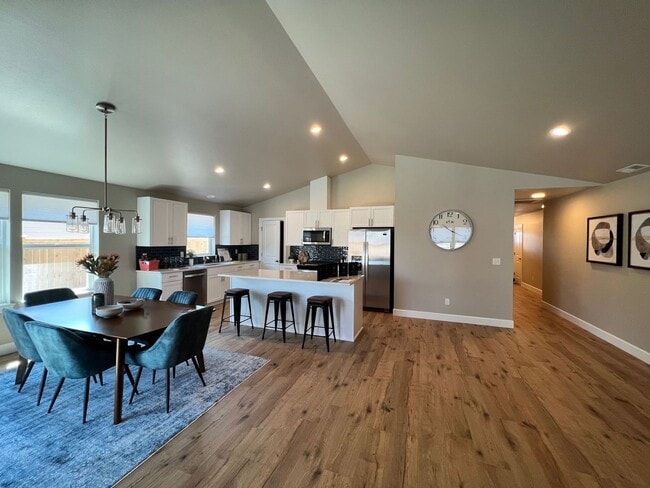 1698 SW Black Butte Ct in Redmond, OR - Building Photo - Building Photo