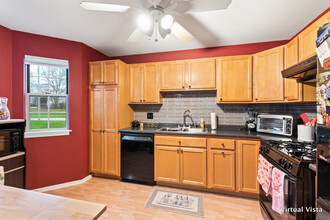 136 Winchester Dr in Streamwood, IL - Building Photo - Building Photo