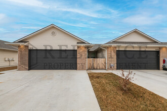 5578 N Sandkey Ct in Wichita, KS - Building Photo - Building Photo