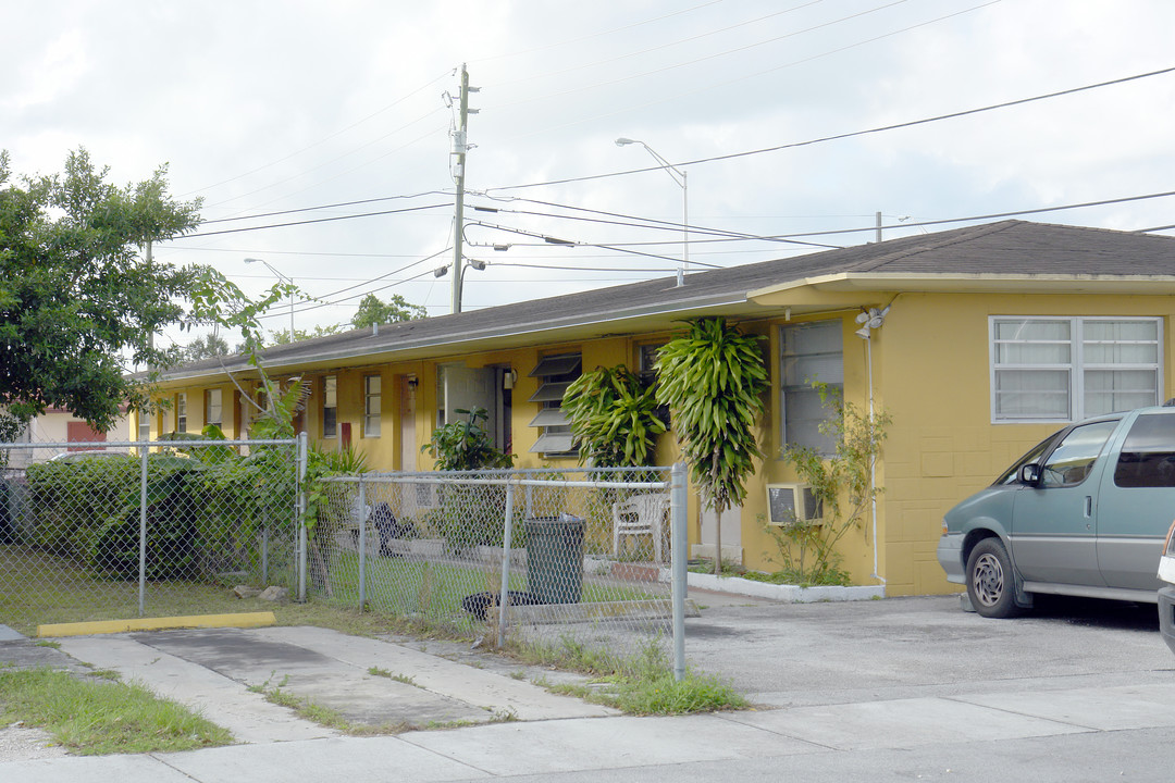 92 W 31st St in Hialeah, FL - Building Photo