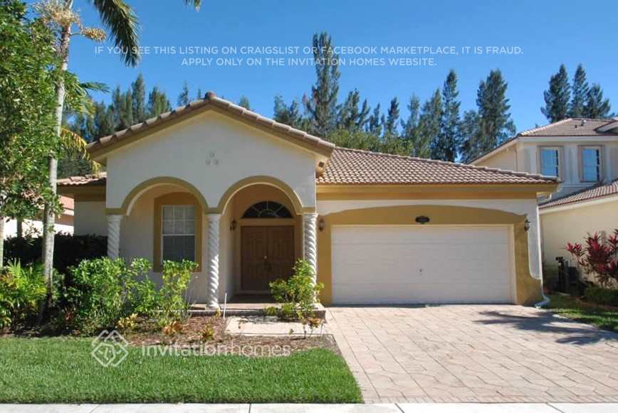 10469 Galleria St in Wellington, FL - Building Photo