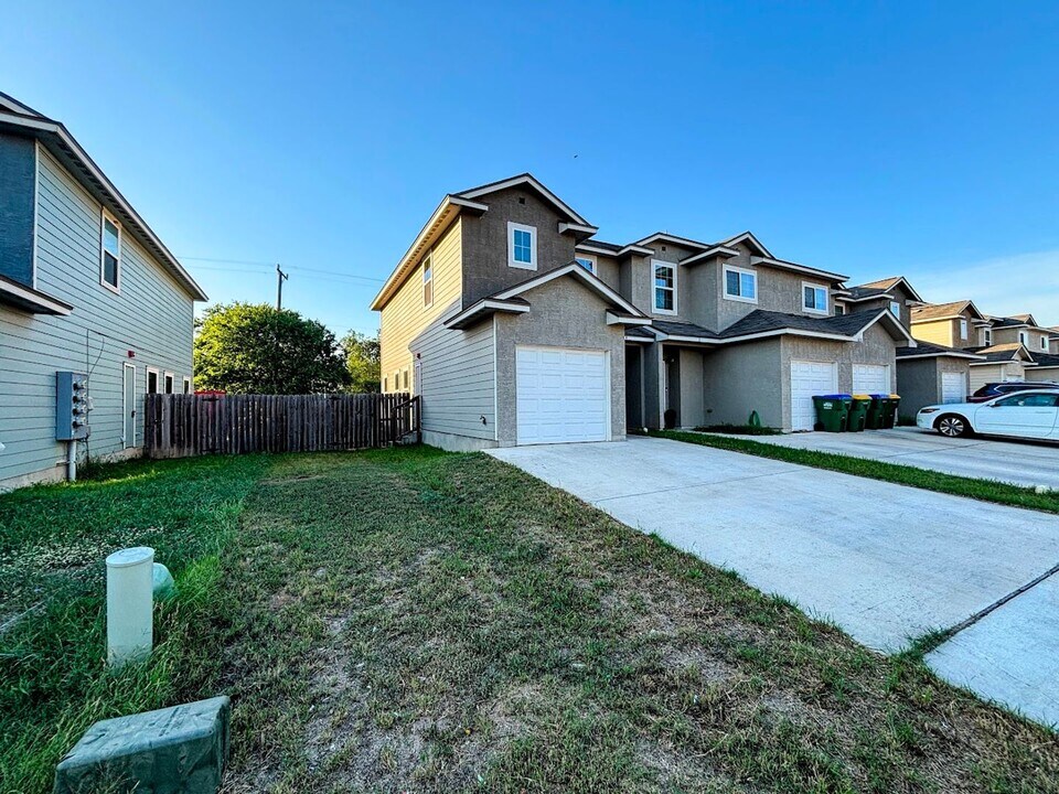 8331 Breezy Cv in Selma, TX - Building Photo