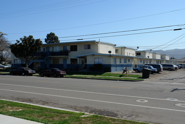 521-537 N T St in Lompoc, CA - Foto de edificio - Building Photo