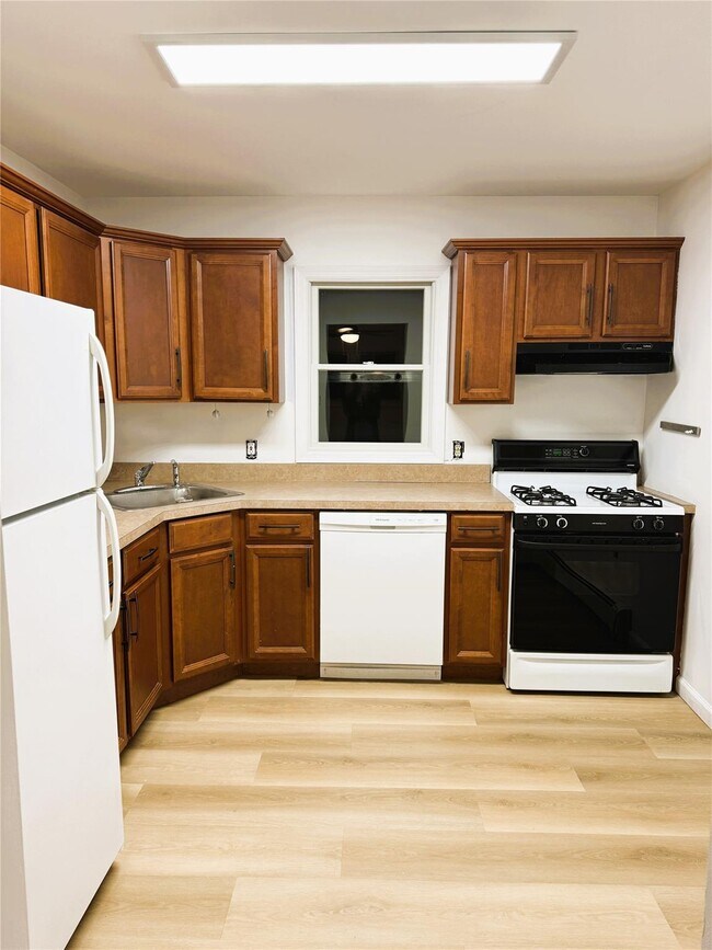 542 E Pine St in Long Beach, NY - Building Photo - Building Photo