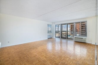 170 W Broadway in Long Beach, NY - Building Photo - Building Photo