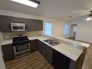 5006 Mill Creek Dr in Baytown, TX - Foto de edificio - Building Photo