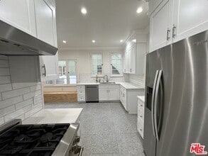 6367 W 6th St in Los Angeles, CA - Foto de edificio - Building Photo