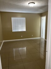 7556 La Fontaine Dr in Jacksonville, FL - Foto de edificio - Building Photo