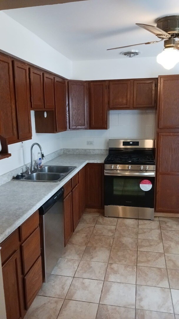 1217 16th St in North Chicago, IL - Building Photo - Building Photo