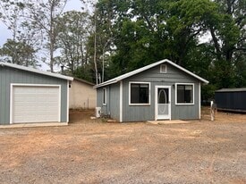 20574 Sunset Ln in Redding, CA - Building Photo