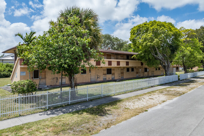 Jollivette Plaza in Miami, FL - Building Photo - Building Photo