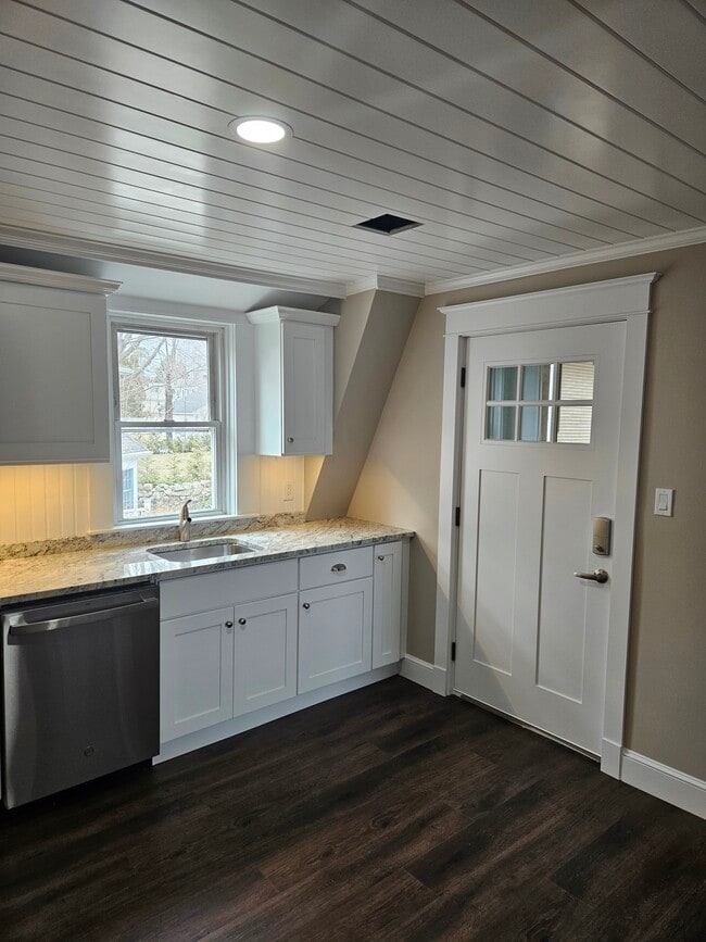 9 Cleveland St, Unit #2 North in Dartmouth, MA - Foto de edificio - Building Photo