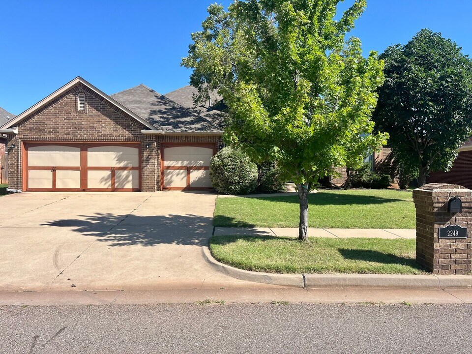 2249 NW 182nd St in Edmond, OK - Building Photo