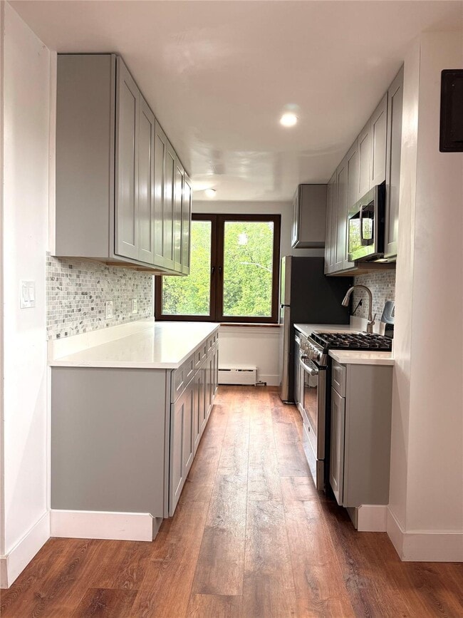 60-66-66 75th St in Queens, NY - Foto de edificio - Building Photo