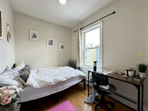 830 Parker St, Unit 2 in Boston, MA - Foto de edificio - Building Photo