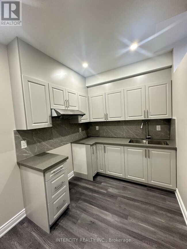 18 Elverton Cres in Brampton, ON - Building Photo - Building Photo