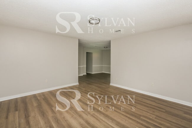 2145 Thousand Oaks Dr in Jackson, MS - Building Photo - Building Photo