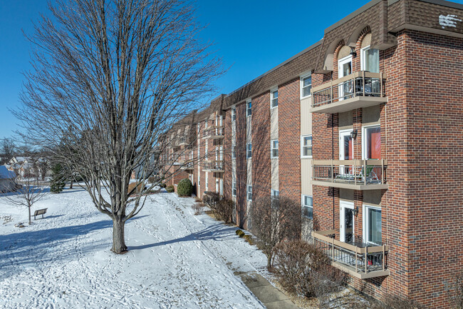 Darien Lake Condominiums & Townhomes in Darien, IL - Building Photo - Building Photo