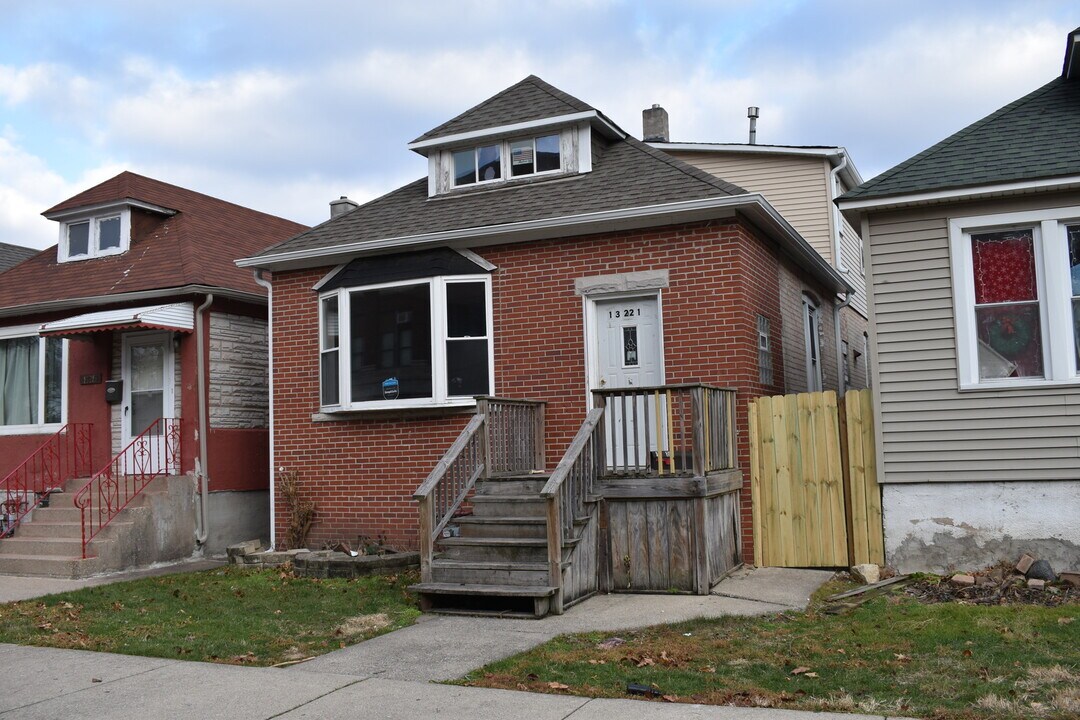 13221 S Buffalo Ave in Chicago, IL - Building Photo