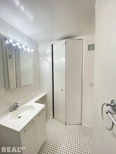 236 E 36th St, Unit 12A in New York, NY - Foto de edificio - Building Photo