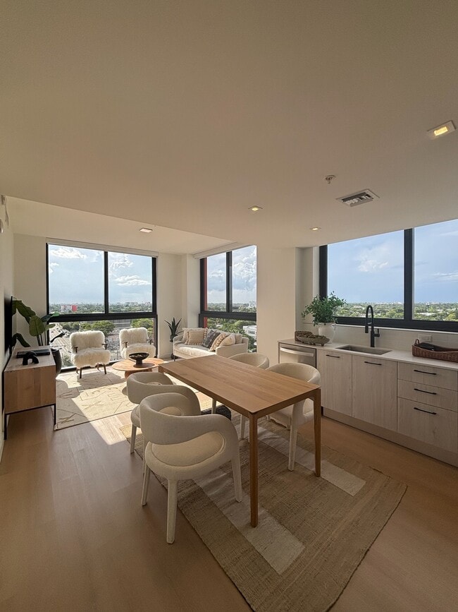 237 NW 31st St, Unit E1 in Miami, FL - Foto de edificio - Building Photo